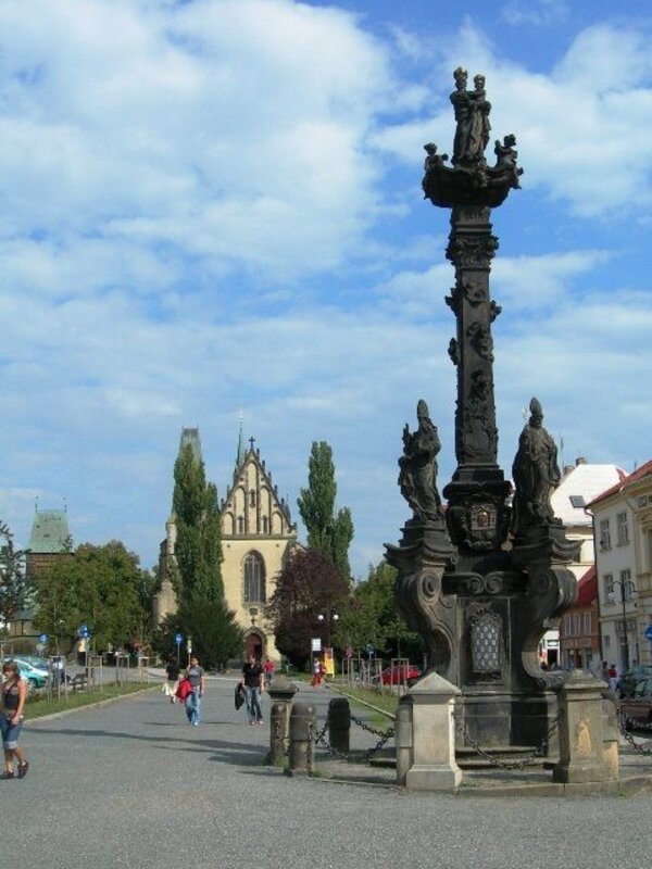 Ústředním prvkem mariánského sloupu je pilíř se sousoším Panny Marie. Na mohutných konzolách stojí světci Václav, Vít, Prokop a Vojtěch.