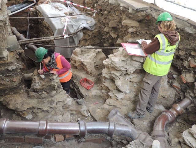 Odkrývání nálezů při archeologickém výzkumu na hlavním nádvoří Klementina v roce 2014