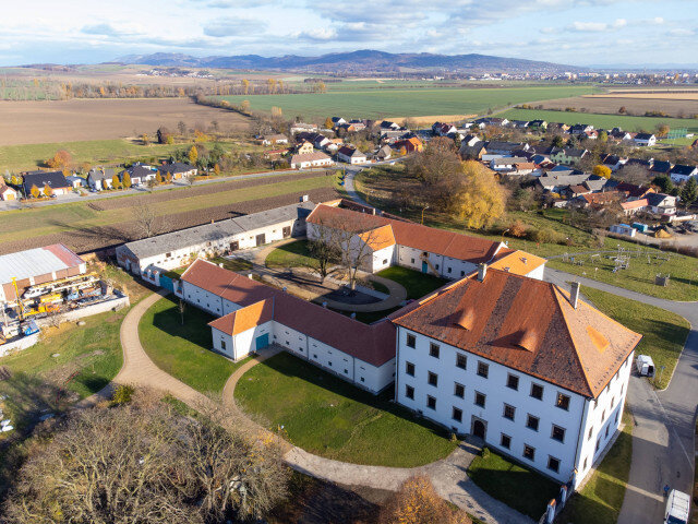 Zrekonstruovaný hospodářský dvůr v Rymicích