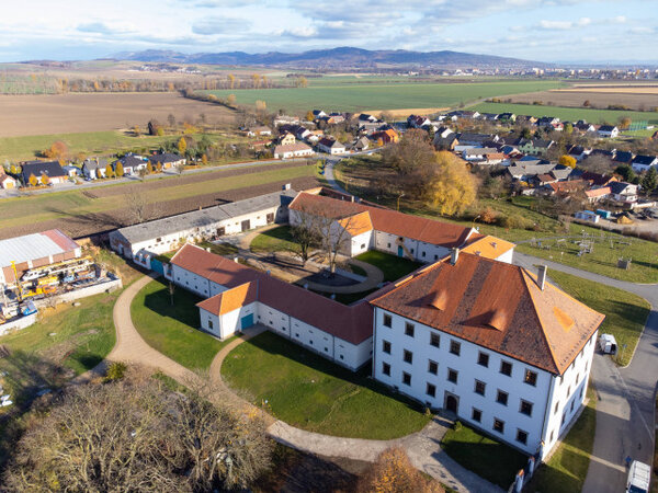 Zrekonstruovaný hospodářský dvůr v Rymicích