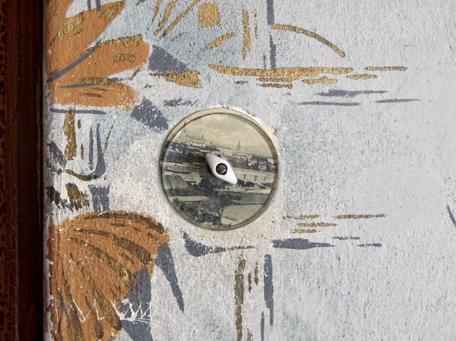 Detail vypínače z interiéru venkovského stavení (ilustrační snímek z pozvánky na výstavu)