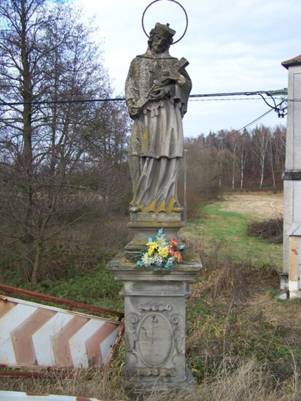 Socha sv. Jana Nepomuckého v obci Třebčice.