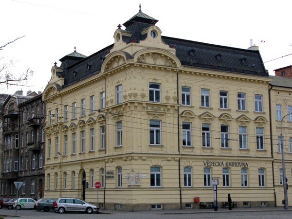 Ve Vědecké knihovně v Olomouci doplňuje výstavu menší expozice v Galerii Biblio. Ta je zaměřena na zajímavosti z historie instituce a osobnosti, které v ní působily.
