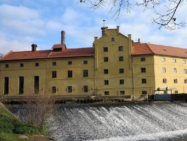 Pohled od řeky Střely na obnovený pivovar kláštera v Plasích, kde se v Centru stavitelského dědictví bude konat 18. ročník mezinárodní konference Dějiny staveb. 