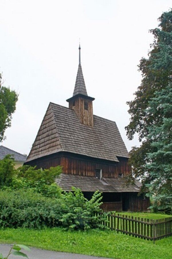 Dřevěný kostelík v Hodslavicích je ukázkou lidové architektury na Valašsku.
