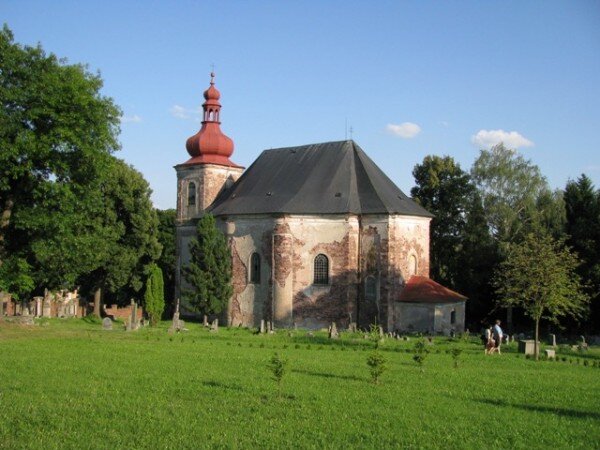 Kostel Všech svatých v Heřmánkovicích může být objektem pro fotografický workshop na Broumovsku (ilustrační foto).