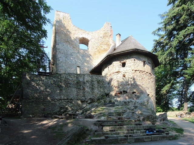 Hrad nechal postavit v letech 1327–1333 Bernard z Cimburka, představuje typický příklad hradní architektury 14. století s prvky francouzského fortifikačního stavitelství. 