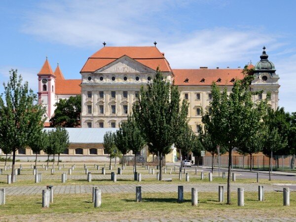 Loucký klášter sloužil až do roku 1993 mimo jiné jako kasárna.