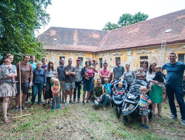 Parta dobrovolníků s dětmi při letošní brigádě na zámku Chříč