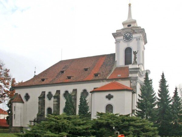Českobrodský kostel sv. Gotharda díky nové fasádě znovu září na náměstí. 