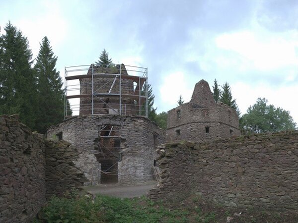 Takzvaná  Buquoyská vápenka zachycená již na mapě prvního vojenského mapování z roku 1776 je složena ze dvou dnes torzálně dochovaných objektů pecí polygonálního půdorysu. 