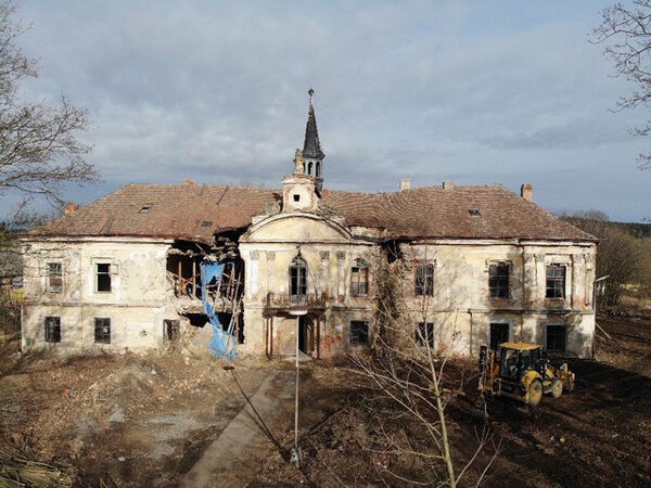 Zámek se nachází v severozápadní části vsi nedaleko kostela.