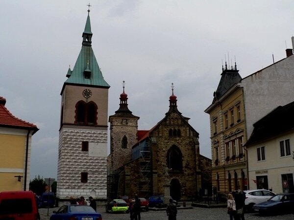 Městská zvonice a chrám sv. Štěpána jsou dominantami města Kouřimi, které nelze v krajině přehlédnout.