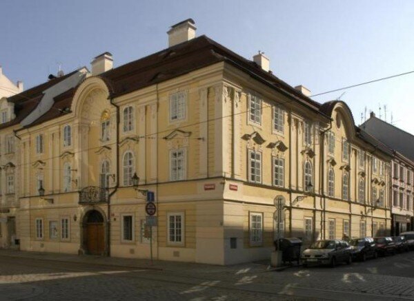 Plzeňské pracoviště Národního památkového ústavu sídlí v domě U Zlatého slunce. 