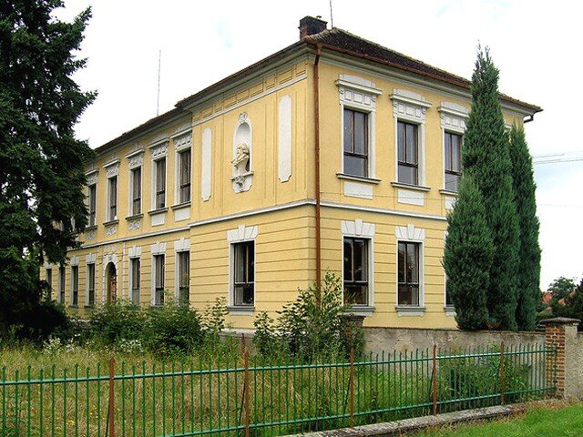 Obecná škola z let 1911–1912 vznikla podle projektu kutnohorského architekta a stavitele Čeňka Dajbycha.