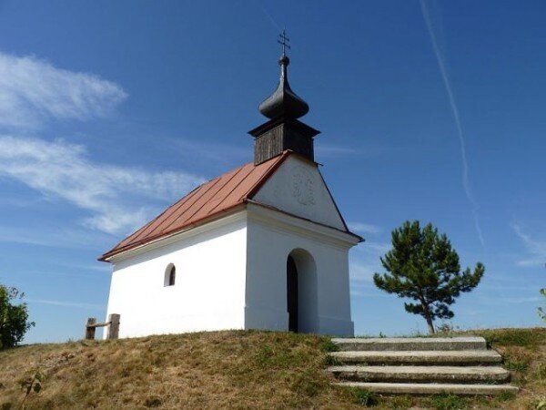 Kaple Panny Marie Sněžné na vrchu Santon u Tvarožné vyhrála v loňském ročníku soutěže v kategorii malých staveb.