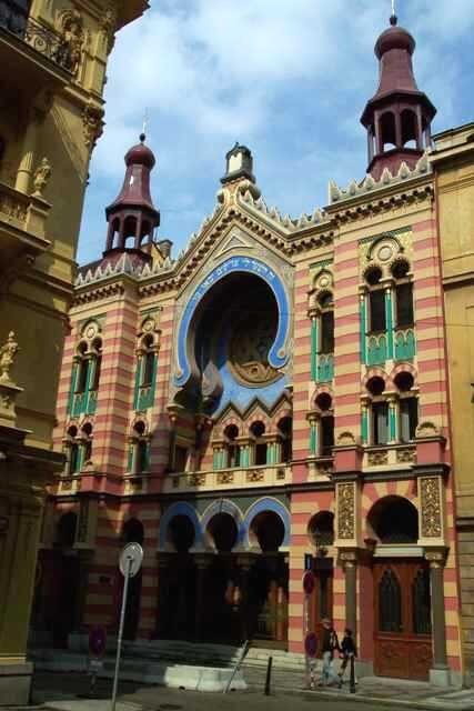Židovské památky a jejich rekonstrukce po roce 1989 přibližuje nová stálá expozice, která je umístěna v Jeruzalémské synagoze.  