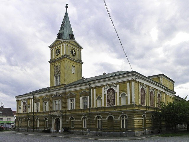 Neorenesanční budova mnichovohradišťské radnice byla postavena v letech 1892 až 1893.
