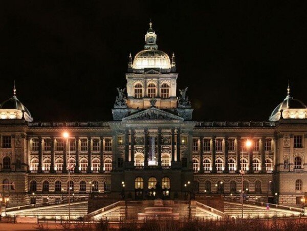 Národní muzeum zachvátil v noci z 11. na 12. února požár. Naštěstí ho profesionální hasičské sbory dostaly rychle pod kontrolu (ilustrační foto).