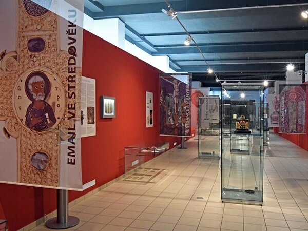 Průhled do bohaté expozice zahrnující přes 300 výstavních předmětů 