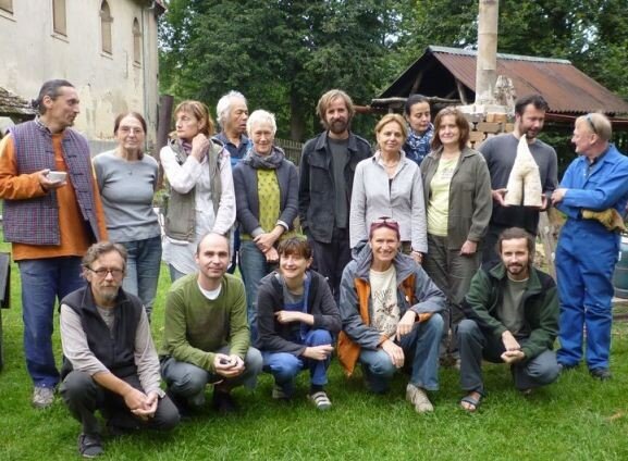 Účastníci sympozia „Mezníky v krajině“ v roce 2011.