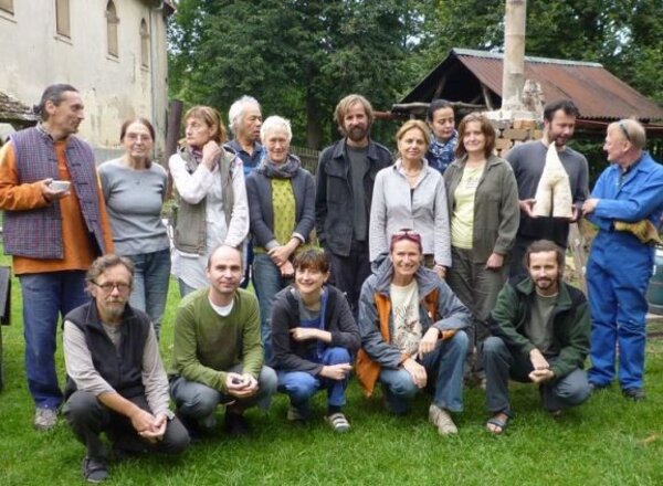 Účastníci sympozia „Mezníky v krajině“ v roce 2011.