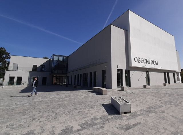 Rekonstrukci nedokončeného obchodního domu na Obecní dům v Kobeřicích projektoval architekt Jiří Horák.