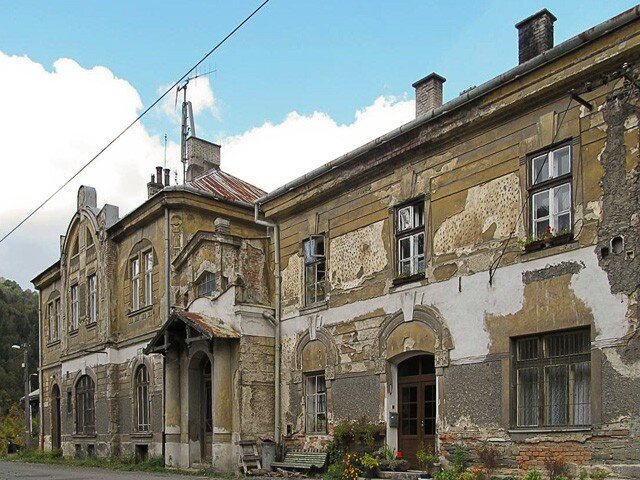 Zásadní zlom ve stavebním vývoji výpravní budovy nastal v roce 1908, kdy byla rozšířena podle projektu architekta Gustava Kulhavého.