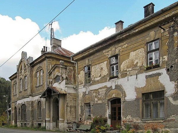 Zásadní zlom ve stavebním vývoji výpravní budovy nastal v roce 1908, kdy byla rozšířena podle projektu architekta Gustava Kulhavého.