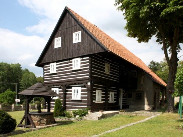 Roubený dům v obci Tuhaň (ilustrační foto)