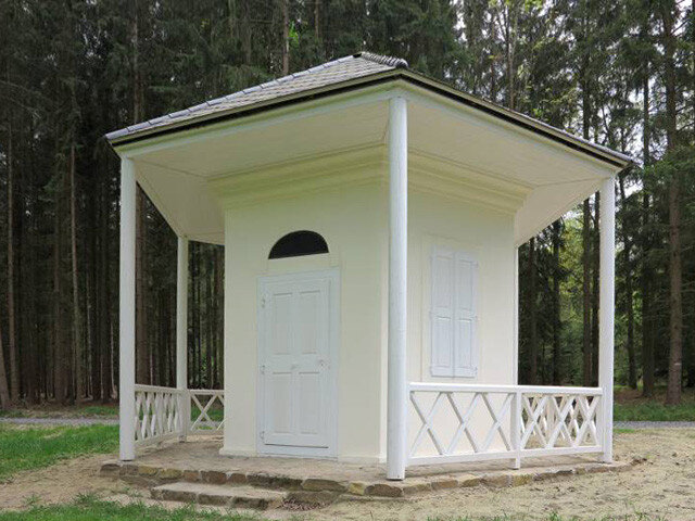 Drobná stavba z 20. let 19. století je součástí lovecké krajiny na úpatí vrchu Žďár u Chudenic.