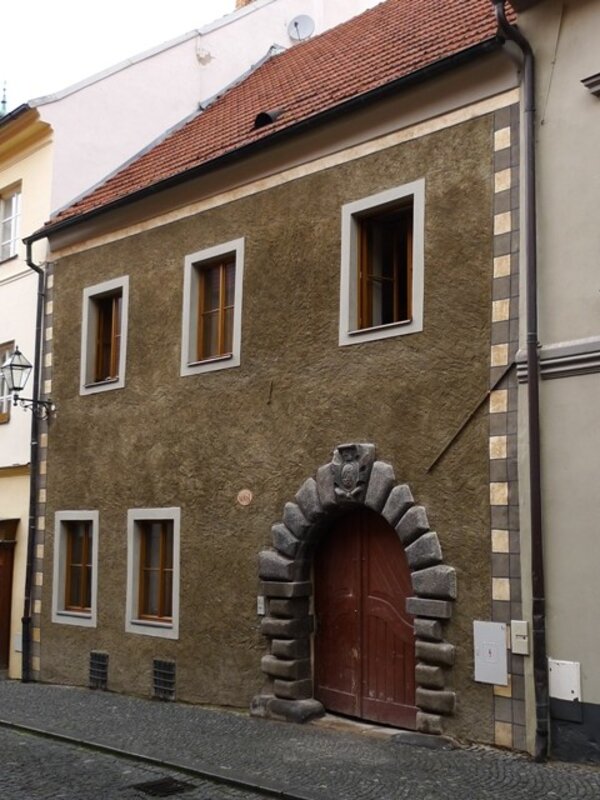 Seminář STOP se bude věnovat problematice omítaných fasád. Na ilustračním snímku je opravená fasáda domu čp. 63 v Prachaticích.