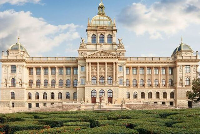 Historická budova Národního muzea po rekonstrukci září jako dominanta Václavského náměstí.