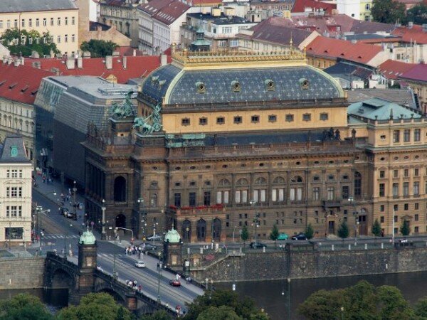 Restaurování lunet Národního divadla umožnil půlmilionový dar mecenášky naší hlavní divadelní scény Dadji Altenburg-Kohl. 