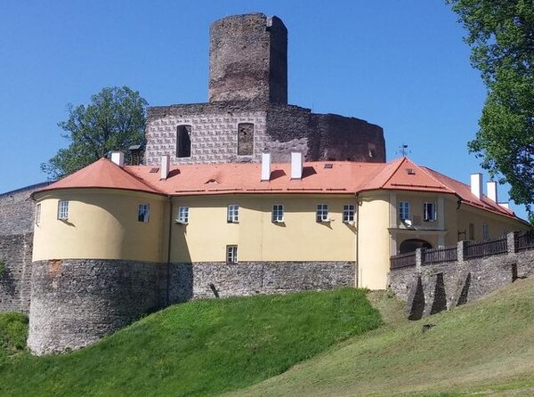 Celkový pohled na nově položenou střechu na vstupním empírovém objektu hradu Svojanov