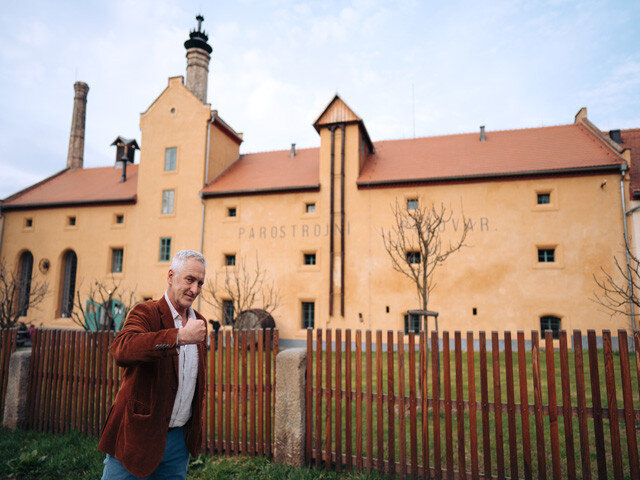 Jednou ze zastávek se stal parostrojní pivovar v Lobči
