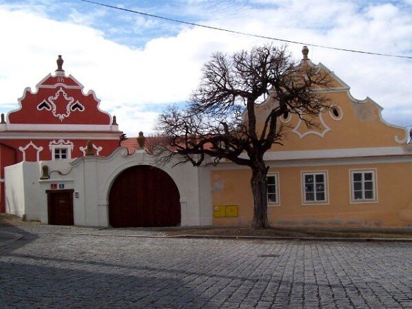 Statek Vraných je ukázkou lidové architektury na území našeho hlavního města.