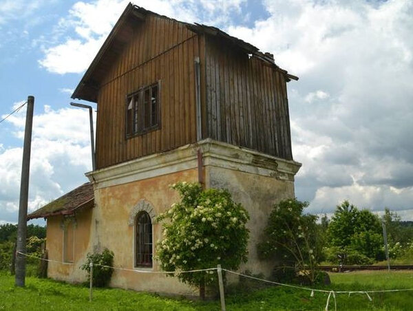 Drážní vodárna v Kasejovicích byla postavena na sklonku 19. století.