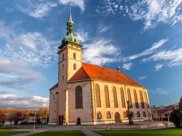 Přestěhovaný kostel Nanebevzetí Panny Marie v Mostu