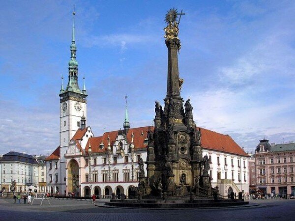 Typickými dominantami Horního náměstí v Olomouci je radnice s orlojem a sloup Nejsvětější