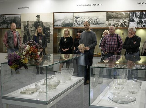 Z vernisáže výstavy Sklo ve službách politiky