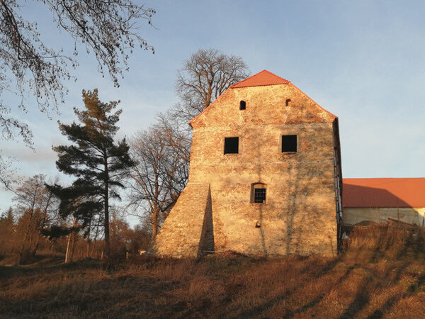 Špýchar je součástí areálu původně gotické tvrze, která byla posléze renesančně přestavěna. 