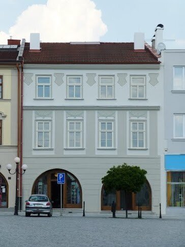 Příbor - opravená fasáda domu směrem do náměstí Sigmunda Freuda