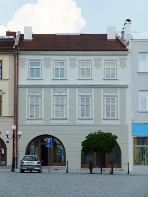 Příbor - opravená fasáda domu směrem do náměstí Sigmunda Freuda