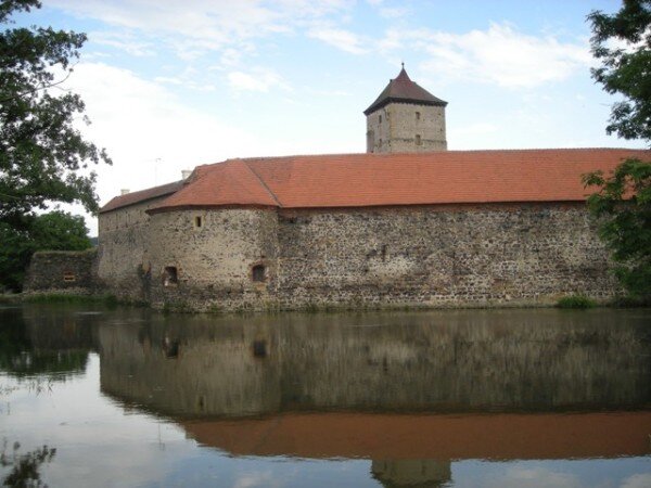 Hlavní atrakcí nové turistické sezony na vodním hradě Švihov bude jízda na loďce ve vodním příkopu.  