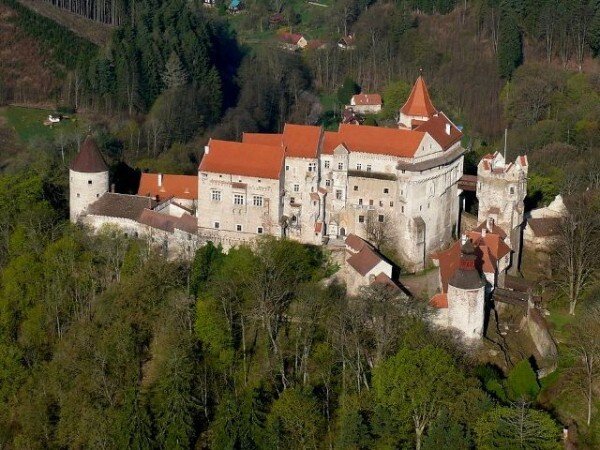 Hrad Pernštejn z ptačí perspektivy 