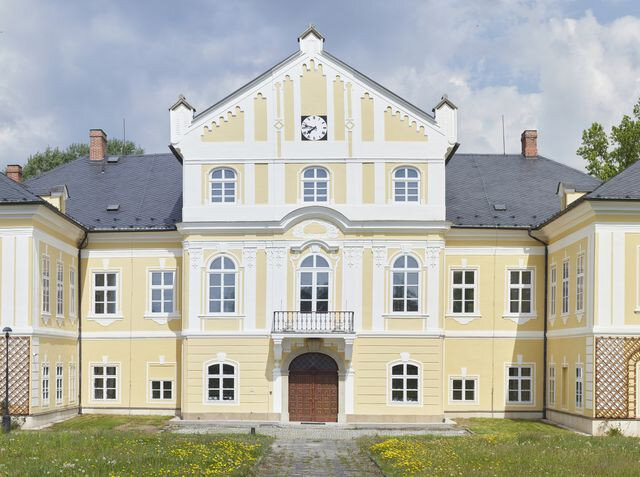 Obnovený zámek Nová Horka s novými fasádami