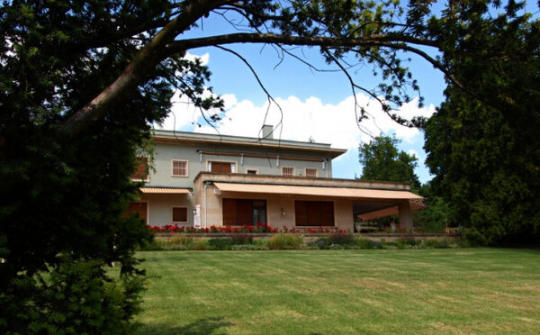 Výstava je k vidění v areálu vily Stiassni vystavěné v letech 1927–1929 podle návrhu architekta Ernsta Wiesnera.