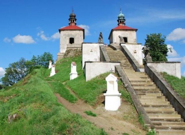 Opravené kapličky a křížová cesta na Ostré.