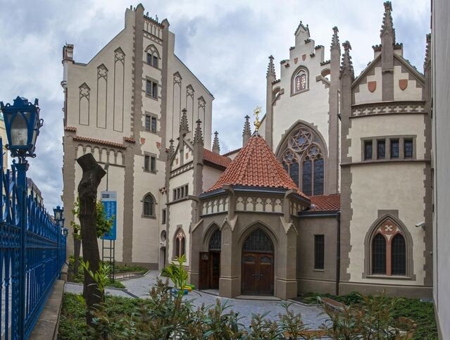Příkladem dobré praxe byla finanční podpora prací v Maiselově synagoze, které umožnily prezentovat v interiéru novou expozici a pořádat hudební vystoupení a další kulturní pořady.